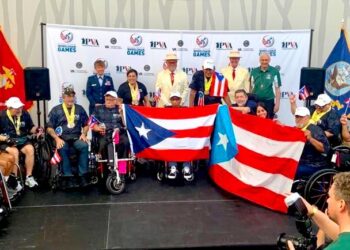 Veteranos puertorriqueños con sus medallas. (Foto: Cybernews)