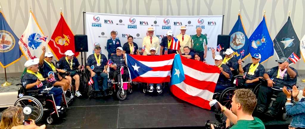Veteranos puertorriqueños con sus medallas. (Foto: Cybernews)