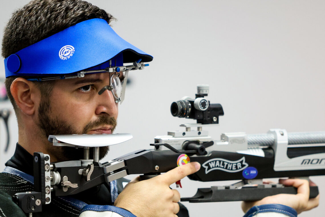 Luis Mendoza, uno de los medallistas por equipo en rifle 10, en San Salvador 2023. (Foto: FABIAN MEZA/COPUR)