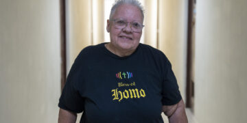 Verónica Vargas, de 69 años, denunció haber sido víctima de comentarios lesbofóbicos en la égida en la que reside. (Foto por Alexis Cedeño)