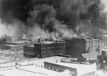 Imagen del ataque que cometió una turba blanca contra la población negra en Tulsa en 1921. (Foto: Alvin C. Krupnick Co./Biblioteca del Congreso vía AP)