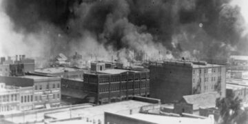 Imagen del ataque que cometió una turba blanca contra la población negra en Tulsa en 1921. (Foto: Alvin C. Krupnick Co./Biblioteca del Congreso vía AP)