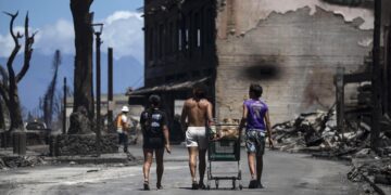 Residents de Lahaina, Hawaii. (Foto: EFE / EPA / Etienne Laurent)