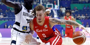 Isaiah Piñeiro contra Marial Shayok en el partido inaugural de la Copa Mundial. (Foto: EFE/EPA/Rolex de la Peña)