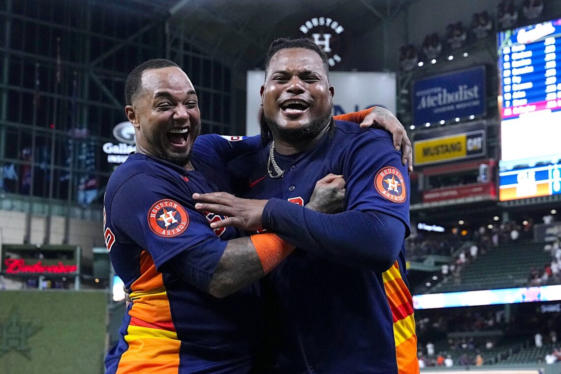 El cátcher boricua Martín Maldonado festeja con el pitcher dominicano Framber Valdez, quien lanzó un juego sin hit por los Astros de Houston el martes 1 de agosto de 2023, ante los Guardianes de Cleveland. (Foto: Kevin M. Cox / AP)