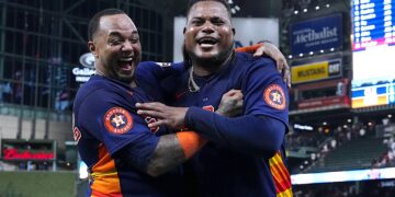 El cátcher boricua Martín Maldonado festeja con el pitcher dominicano Framber Valdez, quien lanzó un juego sin hit por los Astros de Houston el martes 1 de agosto de 2023, ante los Guardianes de Cleveland. (Foto: Kevin M. Cox / AP)