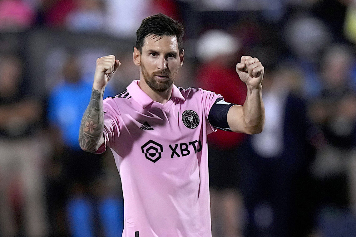 Lionel Messi, del Inter Miami, celebra tras convertir su remate en la tanda de penales ante FC Dallas en la Leagues Cup. (Foto: LM Otero / AP)