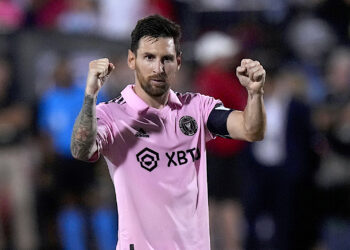 Lionel Messi, del Inter Miami, celebra tras convertir su remate en la tanda de penales ante FC Dallas en la Leagues Cup. (Foto: LM Otero / AP)