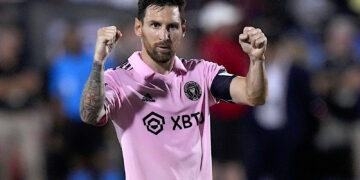 Lionel Messi, del Inter Miami, celebra tras convertir su remate en la tanda de penales ante FC Dallas en la Leagues Cup. (Foto: LM Otero / AP)