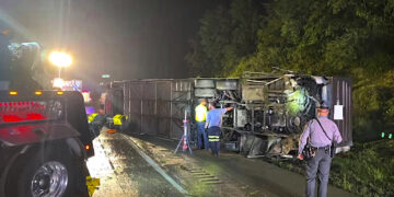 Policías y rescatistas llegan al lugar de un choque de autobús la noche del 6 de agosto de 2023 en el Municipio de Lower Paxton, condado Dauphin, Pensilvania. (Foto: Policía estatal de Pensilvania via AP)