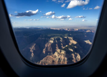 El Gran Cañón visto desde Air Force One en el que el presidente estadounidense Joe Biden viajaba el 7 de agosto de 2023.   (Foto: AP/Alex Brandon)