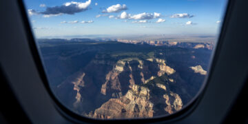 El Gran Cañón visto desde Air Force One en el que el presidente estadounidense Joe Biden viajaba el 7 de agosto de 2023.   (Foto: AP/Alex Brandon)