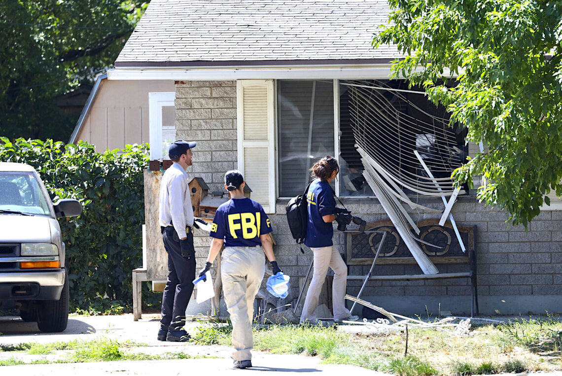Oficiales del FBI investigan la escena donde hubo un tiroteo en Provo, Utah, el 9 de agosto de 2023. (Foto: Laura Seitz / The Deseret News vía AP)