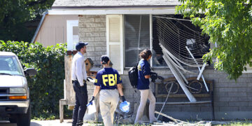 Oficiales del FBI investigan la escena donde hubo un tiroteo en Provo, Utah, el 9 de agosto de 2023. (Foto: Laura Seitz / The Deseret News vía AP)