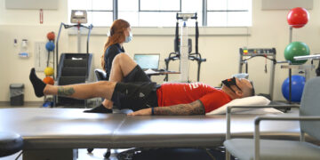 Mike Camilleri recibe terapia física en Missouri por su padecimiento de Covid largo. (Foto: Angie Wang / AP)