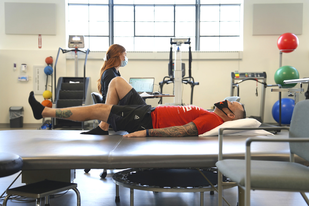 Mike Camilleri recibe terapia física en Missouri por su padecimiento de Covid largo. (Foto: Angie Wang / AP)