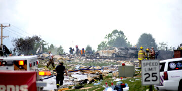 Policía y servicios de emergencia realizan tareas de búsqueda tras la explosión en una zona residencial en Plum, Penilvania. (Foto: Samuel Long / Pittsburgh Post-Gazette vía AP)