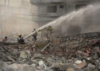 Bomberos apagan un incendio después de una explosión el 14 de agosto de 2023 en San Cristóbal. (Foto: Jolivel Brito / Diario Libre vía AP)