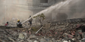 Bomberos apagan un incendio después de una explosión, el lunes 14 de agosto de 2023, en San Cristóbal, República Dominicana. (Jolivel Brito/Diario Libre vía AP)