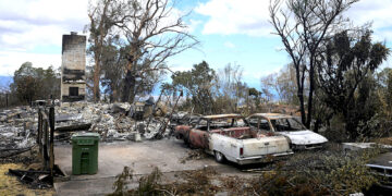 Vehículos calcinados se ven junto a una casa destruida por los incendios en Kula, Hawai. (Foto: Rick Bowmer / AP)