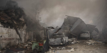 Vehículos destruidos y escombros después de una fuerte explosión, el lunes 14 de agosto de 2023, en San Cristóbal, República Dominicana. (Jolivel Brito/Diario Libre vía AP)