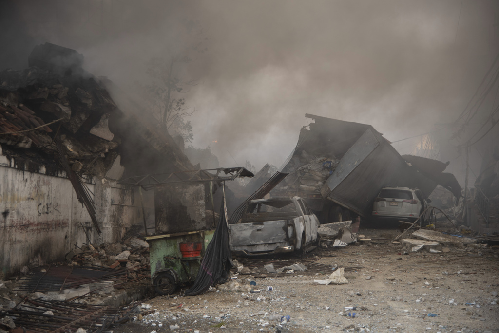 Vehículos destruidos y escombros después de una fuerte explosión, el lunes 14 de agosto de 2023, en San Cristóbal, República Dominicana. (Jolivel Brito/Diario Libre vía AP)