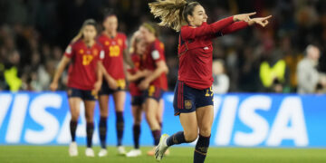 La española Olga Carmona celebra un gol en la final del Mundial femenino de fútbol entre España e Inglaterra en el Estadio Australia en Sydney, Australia, el domingo 20 de agosto de 2023. (AP Foto/Rick Rycroft)