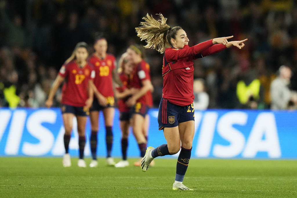La española Olga Carmona celebra un gol en la final del Mundial femenino de fútbol entre España e Inglaterra en el Estadio Australia en Sydney, Australia, el domingo 20 de agosto de 2023. (AP Foto/Rick Rycroft)