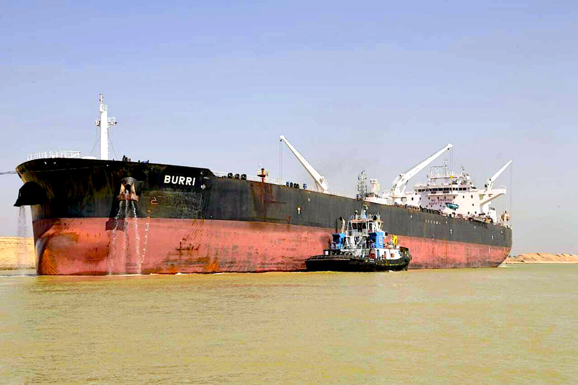 El mercante Burri y un remolcador en el canal, tras una colisión con otro gran mercante. (Foto: Autoridad del Canal de Suez / AP)