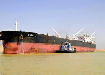 El mercante Burri y un remolcador en el canal, tras una colisión con otro gran mercante. (Foto: Autoridad del Canal de Suez / AP)