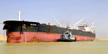 El mercante Burri y un remolcador en el canal, tras una colisión con otro gran mercante. (Foto: Autoridad del Canal de Suez / AP)