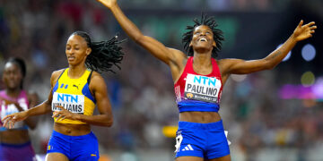 La dominicana Marileidy Paulino tras ganar los 400 metros del Mundial de Atletismo, el miércoles 23 de agosto de 2023, en Budapest. (Foto: Martin Meissner / AP)