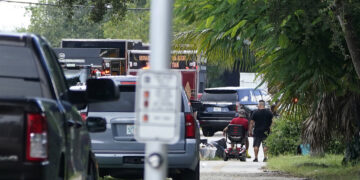 La escena después de la caída del helicóptero el 28 de agosto de 2023 en Pompano Beach, Florida. (Foto AP /Marta Lavandier)