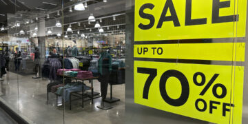 Un anuncio de ofertas cuelga en una ventana de una tienda de ropa el jueves 24 de agosto de 2023, en Lakewood, Colorado. (Foto: AP/David Zalubowski)