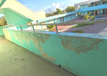 Escuela José Robles Otero, Toa Baja (Foto: AMPR)