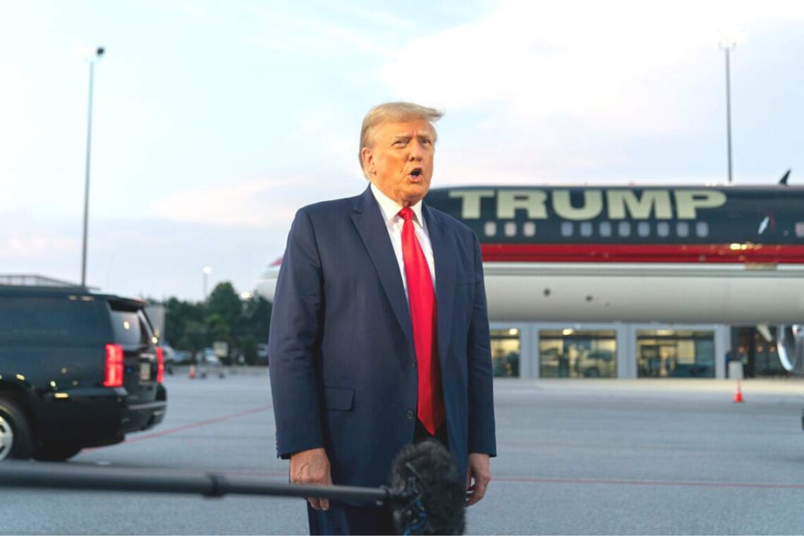 El expresidente Donald Trump en el Aeropuerto Internacional Hartsfield-Jackson de Atlanta el 24 de agosto de 2023. (Foto: AP/Alex Brandon)