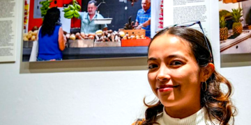 Yarielis Sierra, residente de Cabo Rojo, estudiante de la UPR de Mayagüez y ganadora del tercer premio del certamen "Retratos de prosperidad" del Centro CRECE. Su foto, "De aquí para todos", capturó la esencia del colmado "Puesto #12" en la Plaza del Mercado de Cabo Rojo, propiedad del empresario Benito Feliciano. (suministrada)