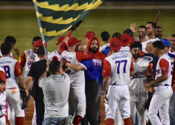 Halcones celebran su pase a la semifinal. (Foto suministrada)