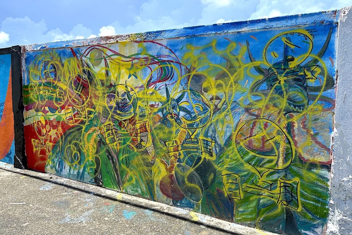 Los dos murales fueron pintados por el artista Miguel Conesa Osuna, como parte del proyecto de arte urbano que ha embellecido el barrio costero. (Foto: Michelle Estrada Torres)