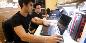 Javier Amador Sala y César Santos, socios de Lucendi, que comercializa artículos eléctricos y de energía renovable en Cuba. (Foto: EFE / Ernesto Mastrascusa)
