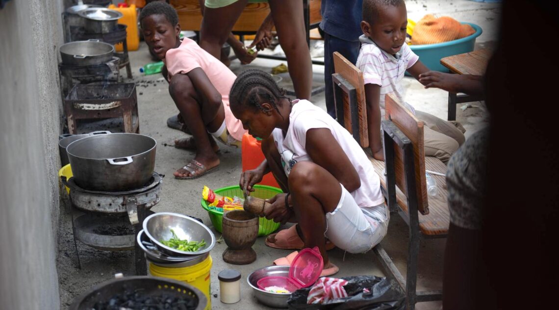 Campamento improvisado en Puerto Príncipe. (Foto: EFE / Johnson Sabin)