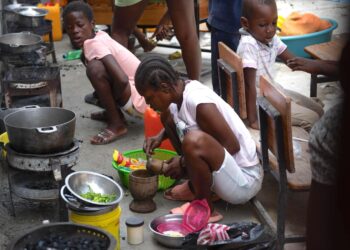 Campamento improvisado en Puerto Príncipe. (Foto: EFE / Johnson Sabin)