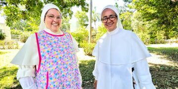 La inolvidable concursante de MasterChef Latino, sor Juliana Cruz, estará en este evento cumbre de recaudación de fondos. La acompaña sor Luisa Caraballo. (Foto: Omar Alfonso / La Perla del Sur)