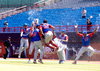 El Equipo Nacional de Puerto Rico celebra la victoria sobre Estados Unidos en el Mundial Sub 18. (Foto suministrada)