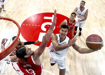 Bogdan Bogdanovic ataca el canasto ante Kelly Olynyk. (Foto: EFE/EPA/Yong Teck Lim)