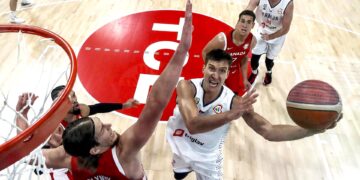 Bogdan Bogdanovic ataca el canasto ante Kelly Olynyk. (Foto: EFE/EPA/Yong Teck Lim)