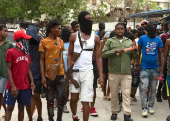 Miembros de grupos armados vigilaban las calles de Puerto Príncipe el 19 de septiembre de 2023. (Foto: EFE / Johnson Sabin)