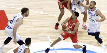 Tremont Waters contra Nicolo Melli. (Foto: EFE/EPA/ROLEX DELA PENA)