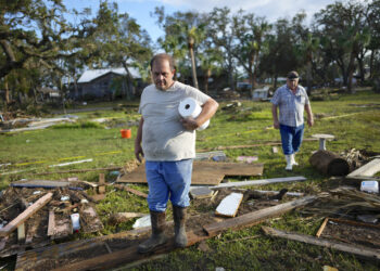 Buddy Ellison y su padre Dan en Horseshoe Beach, Florida. (Foto: Rebecca Blackwell / AP)