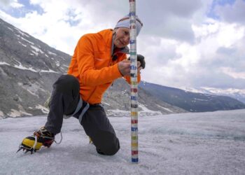 El observador de glaciares Matthias Huss revisa el grosor del glaciar Rhone, en Suiza. (Foto: Matthias Schrader / AP)